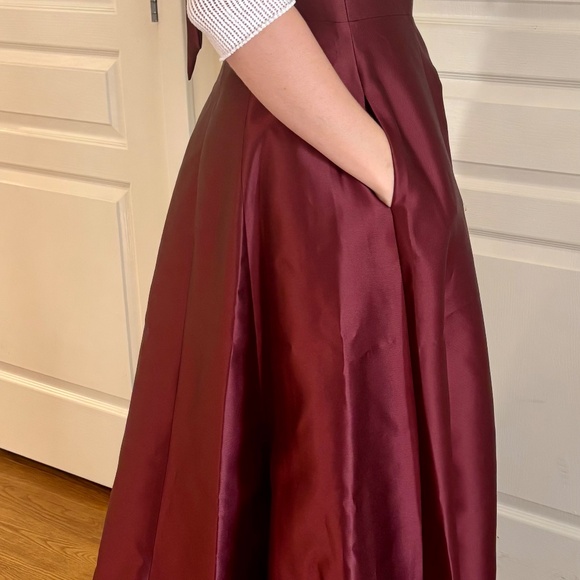 AFLRED SUN Bow One-shoulder Full A-line Satin Maxi in Cabernet - Picture 5 of 7